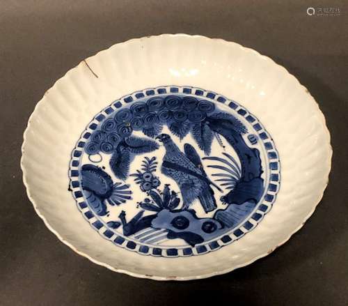 CHINE. ASSIETTE en porcelaine à bordure godronnée …