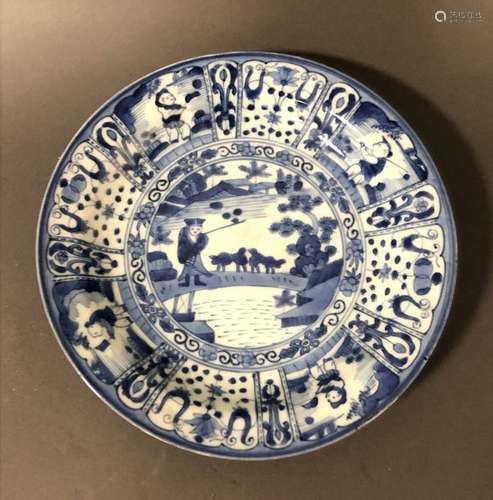 CHINE. ASSIETTE en porcelaine à décor en camaïeu d…