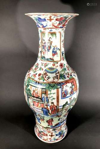 CHINE. VASE balustre à col évasé en porcelaine à d…