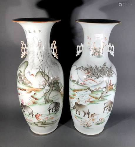 CHINE. Paire de VASES ovoïdes en porcelaine à déco…