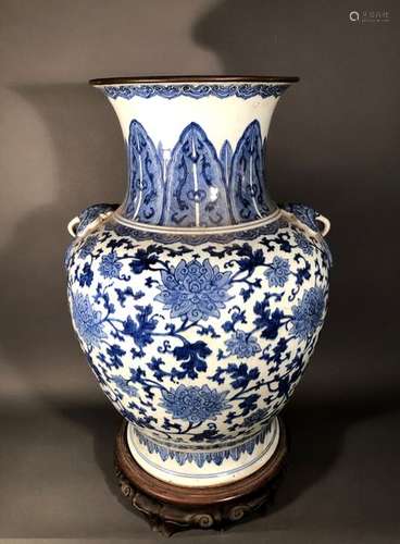 CHINE. Grand VASE balustre à col évasé, à décor bl…