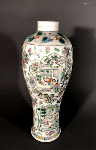 CHINE. VASE à panse haute en porcelaine à décor po…