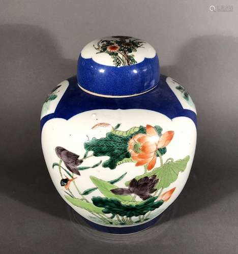 CHINE. POT couvert en porcelaine à décor d'oiseaux…