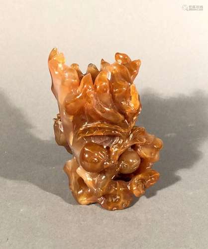 CHINE. SUJET en agate brune sculptée figurant un r…