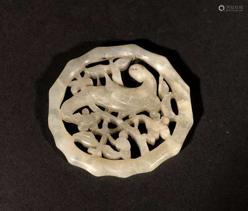 CHINE. MÉDAILLON ajouré en jade sculpté et incisé …