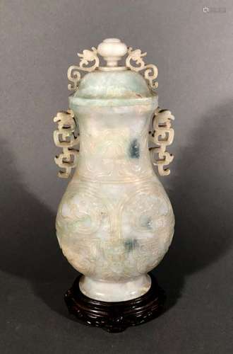 CHINE. VASE couvert en jade vert blanc nuancé à dé…