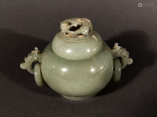 CHINE. POT couvert en jade vert nuancé sculpté, le…