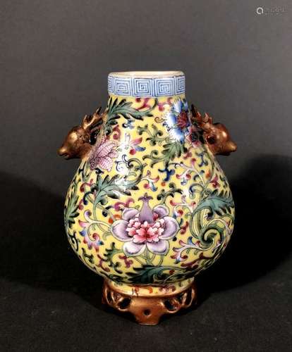 CHINE. Petit VASE à panse aplatie en porcelaine à …