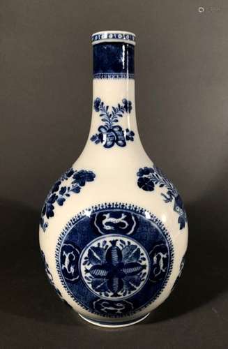 CHINE. VASE bouteille en porcelaine à décor bleu b…