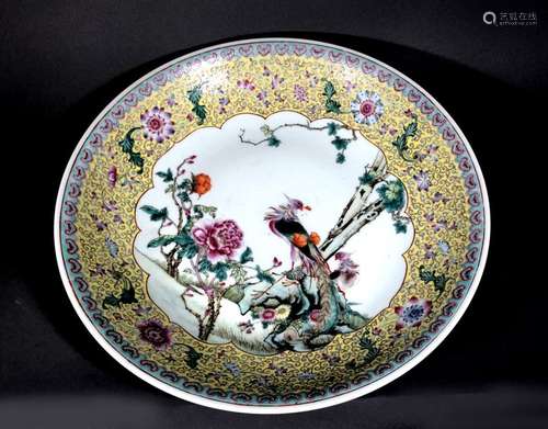 CHINE. PLAT circulaire en porcelaine à décor polyc…