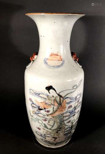 CHINE. VASE ovoïde en porcelaine à décor polychrom…