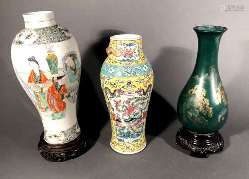 CHINE. Lot comprenant un VASE en émaux de la Famil…