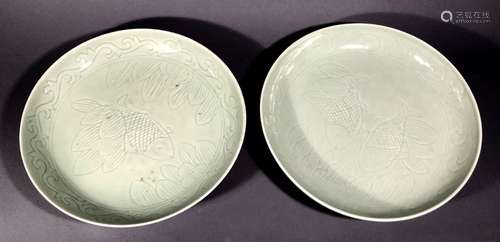 CHINE. Deux ASSIETTES en porcelaine à décor incisé…