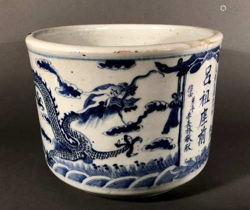 CHINE. CACHE POT en porcelaine à décor en camaïeu …