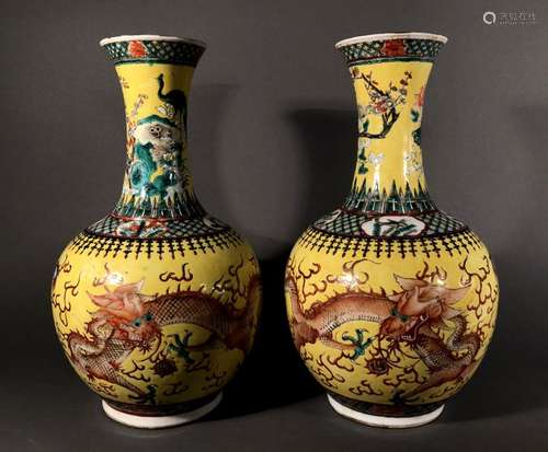 CHINE. Paire de VASES ovoïdes à col évasés en porc…