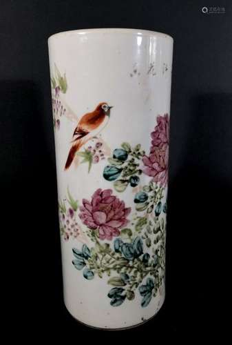 CHINE. VASE rouleau en porcelaine à décor polychro…