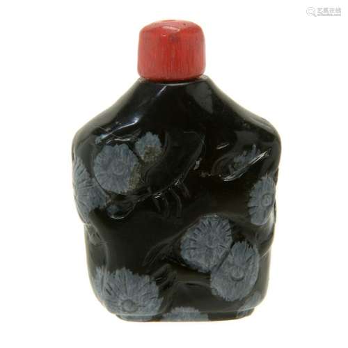Black and White Jade Snuff Bottle with Coral Top