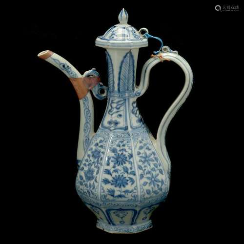 Blue/White Octagonal Ewer with Cover The pear-shaped