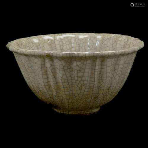 Ge-Type Fluted Bowl OfÂdeep flaringÂfluted sides