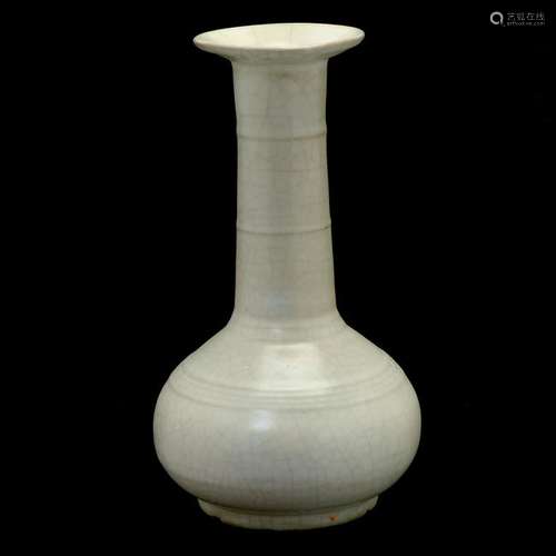 Guan-Type 'Bamboo Neck' Vase the compressed body with