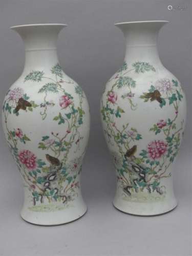 Paire de vases balustre en porcelaine à décor de p…