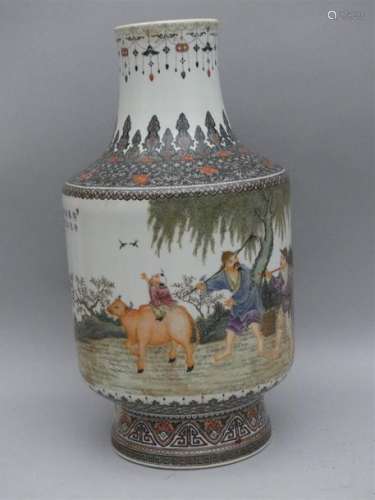 Vase en porcelaine et émaux polychrome à décor de …