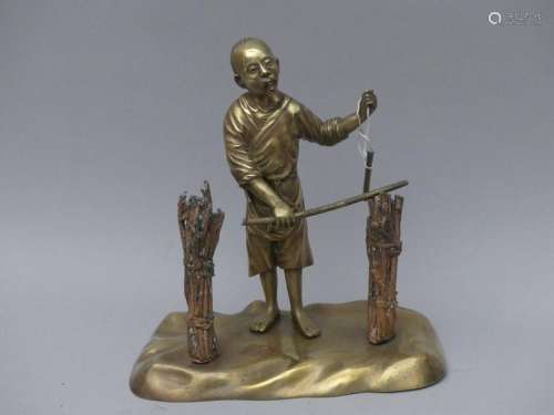 Statuette en bronze doré représentant un personnag…