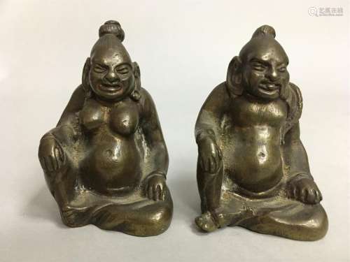 Deux sujets érotiques en bronze. Chine. H : 5,5 cm