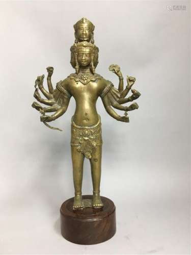 Sujet en bronze représentant Vishnu. Népal, H : 36…