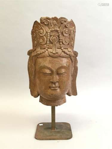 Important tête de Boddhisattva en calcaire, le vis…