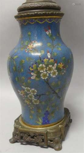 Vase en métal cloisonné à décor de motifs floraux.…