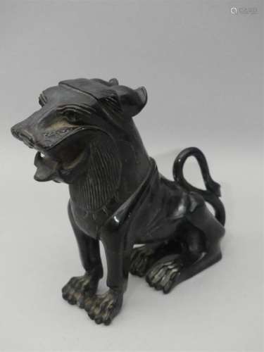 Sujet en pierre représentant un lion. Chine. H : 1…