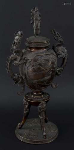 Pot couvert en bronze ciselé surmonté d'un dignita…