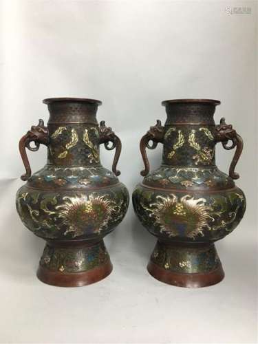 Paire de vases balustres en bronze champlevés à dé…