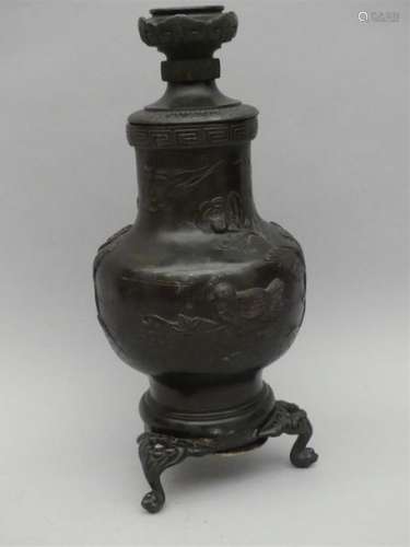 Vase en bronze patine brune à décor en relief de g…