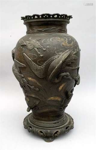 Vase de forme balustre en bronze à différentes pat…