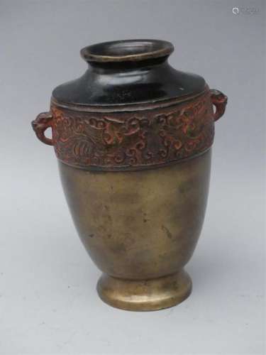 Vase en bronze à décor de phénix. Anses en forme d…