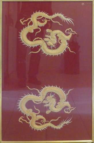 Broderie à décor de deux dragons. Indochine, vers …