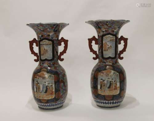 JAPON XX ème \nPaire de vases en porcelaine, à deux…