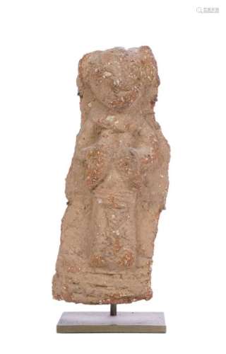 Fragment de vase cérémoniel présentant un prêtre d…
