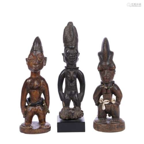 Trois statuettes d'Ibedji en bois patiné, cauries …