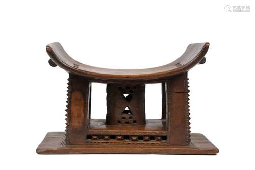 Tabouret Ashanti en bois sculpté et patiné, assise…