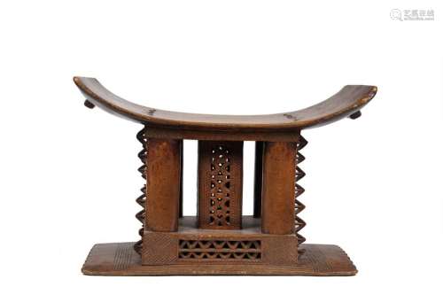 Tabouret Ashanti en bois sculpté et patiné, assise…