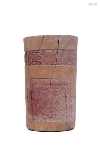 Vase cylindrique à décor incisé de symboles évoqua…