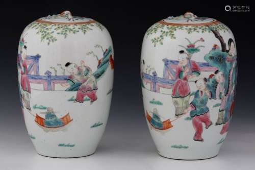 CHINE Vers 1950 PAIRE DE VASES COUVERTS en porcela…