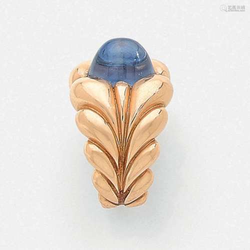 1950's RING SAPHIR CABOCHONElle wears a sapphire c…