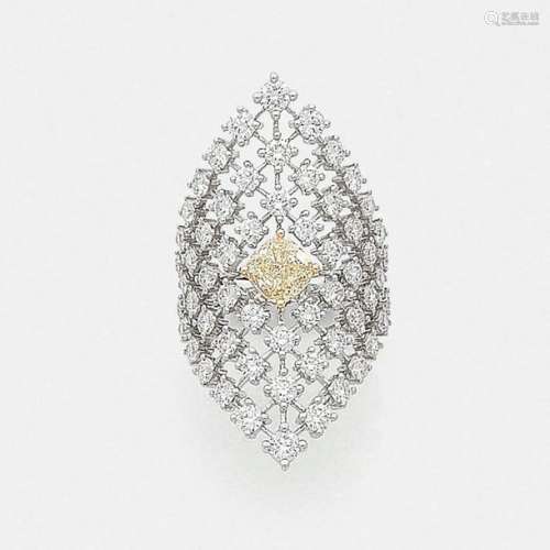 RING ReSILLE diamond fancyShe is of losanitary sha…