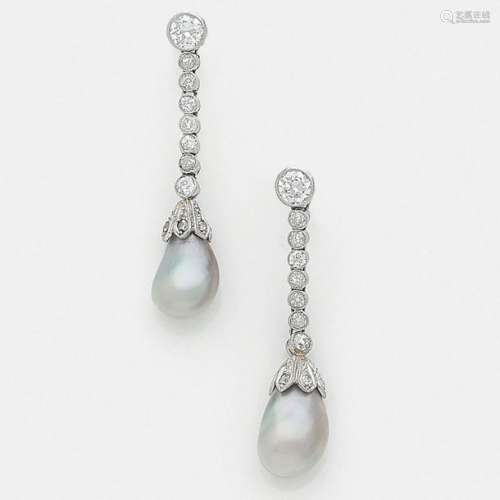 Pair of fine pearl earringsThey are composed of a …