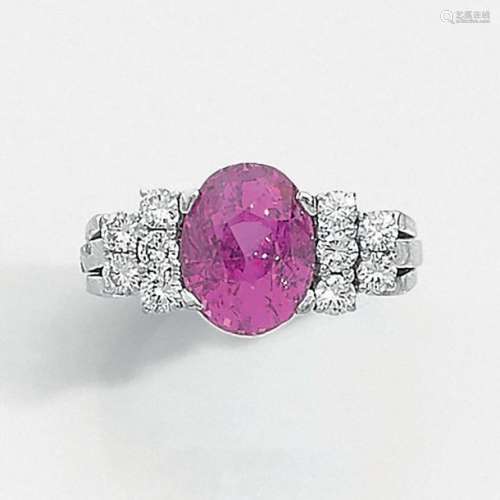 MAGNIFICANT ROSE POURPREElle SAPHIR RING is adorne…