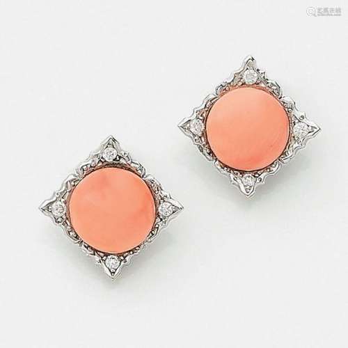 Pair of ear clips They are adorned with coral butt…